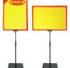 Pedestal Porta Cartaz A3.30/25vrm10 com moldura preta e altura regulável, ideal para exposição de promoções e informações em pontos de venda.