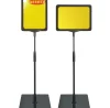 Pedestal Porta Cartaz A5.30/25.pta moldura preta com base em PS e tubo telescópico ajustável para comunicação em pontos de venda.