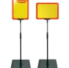 Pedestal Porta Cartaz A5.30/25.vrm10 moldura vermelha com base em PS e tubo telescópico ajustável para comunicação em pontos de venda.