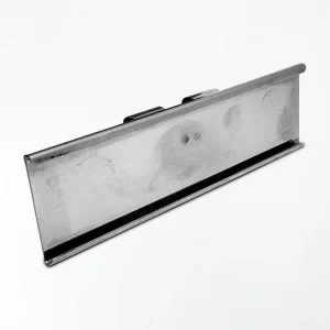 Display Inox 11x3cm 324 com Encaixe para Gancheira, suporte elegante e resistente para exposição de preços e informações em gôndolas e prateleiras.