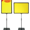 Pedestal Porta Cartaz A3.30/25pta10 com moldura preta e altura regulável, ideal para exposição de promoções e informações em pontos de venda.