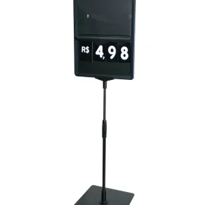 Pedestal Precificador E3.MA4.pta N.pto em alumínio preto com suporte para cartaz A5 e precificador estilo caderninho em ambiente de loja.