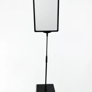 Pedestal Porta Cartaz A4.30/25ptamt moldura vermelha com base em PS e tubo telescópico ajustável para comunicação em pontos de venda.