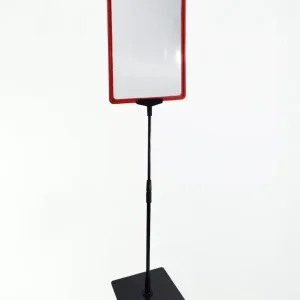 Pedestal Porta Cartaz A4.30/25vrmt moldura vermelha com base em PS e tubo telescópico ajustável para comunicação em pontos de venda.