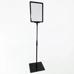 Pedestal Porta Cartaz A5.30/25pta moldura preta com base em PS e tubo telescópico ajustável para comunicação em pontos de venda.