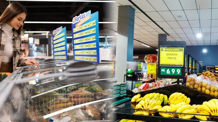 Placas de oferta e porta-etiquetas com preços destacados em supermercado, com cliente observando congelados e frutas em promoção.