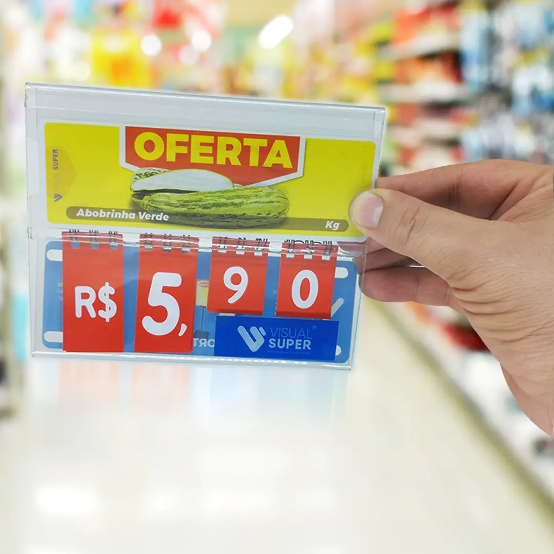 Mão segurando porta-etiqueta com preço de abobrinha em destaque, com cartaz de oferta e dígitos móveis.