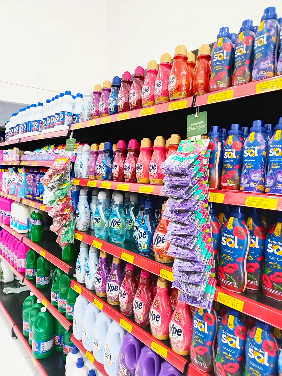 Prateleiras de supermercado com produtos de limpeza e etiquetas de preço visíveis, mostrando como a boa sinalização nas gôndolas é um dos segredos para vender mais.