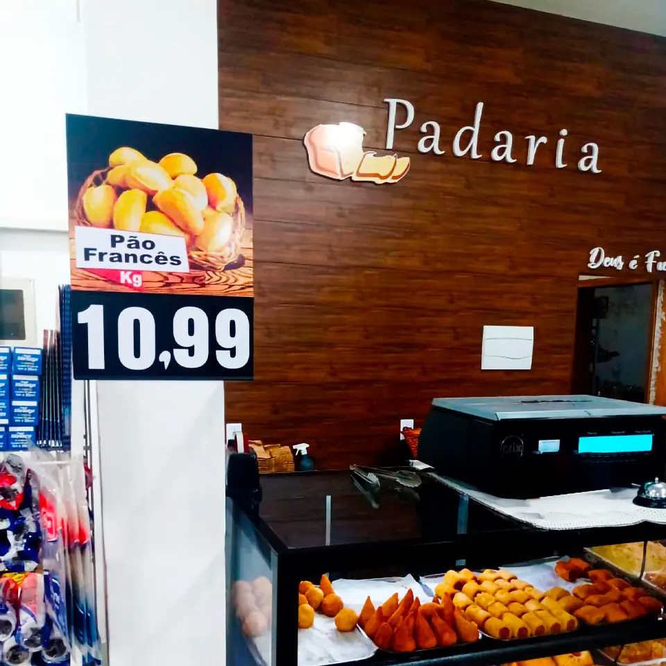 Cartaz de preço do pão francês em destaque no setor de padaria, seguindo práticas do checklist de precificação PDV.