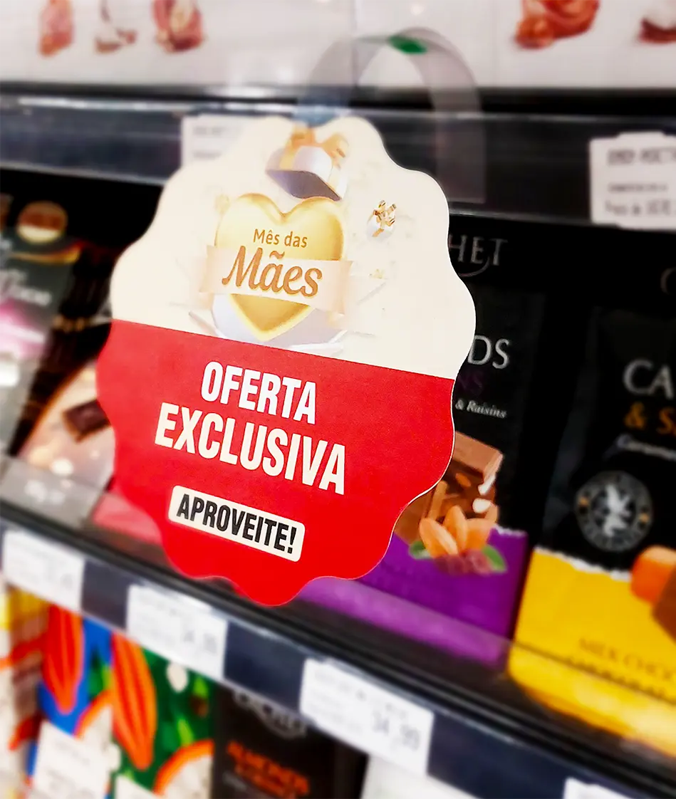 Wobbler de oferta exclusiva para o Mês das Mães em gôndola de supermercado, demonstrando comunicação visual para aumentar ticket médio no supermercado.