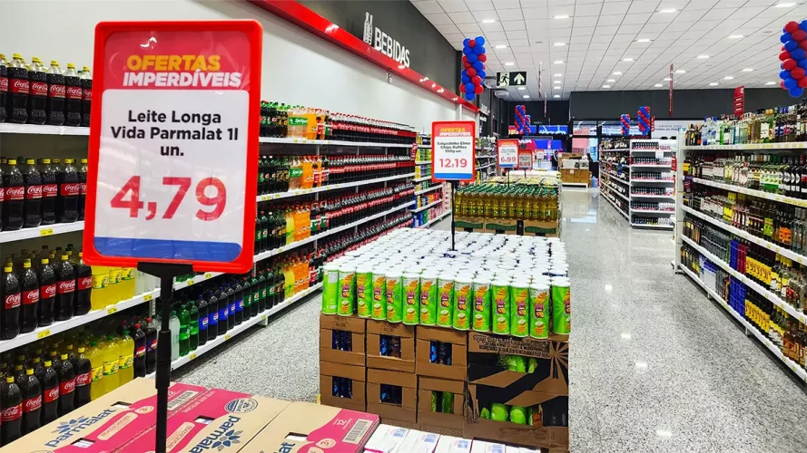 Ilha de ofertas em supermercado com cartazes promocionais e produtos organizados, usada como exemplo de montagem atrativa para impulsionar vendas.