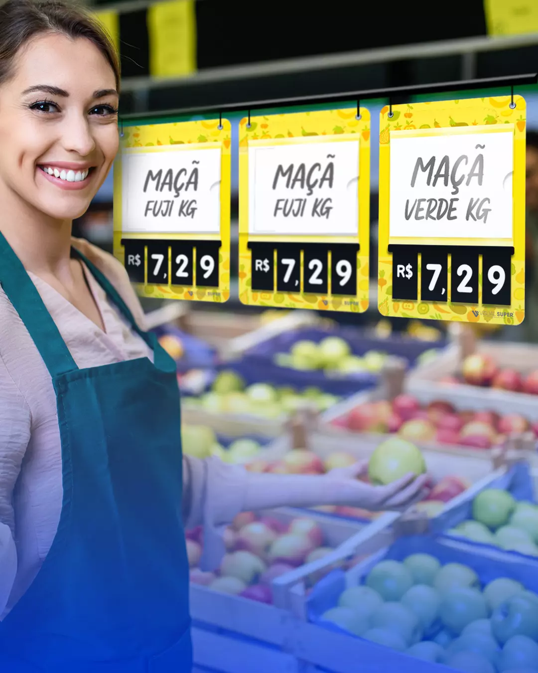 Funcionária de supermercado segurando uma maçã, com placas de preços claros e visíveis, demonstrando a importância da transparência para aumentar vendas.