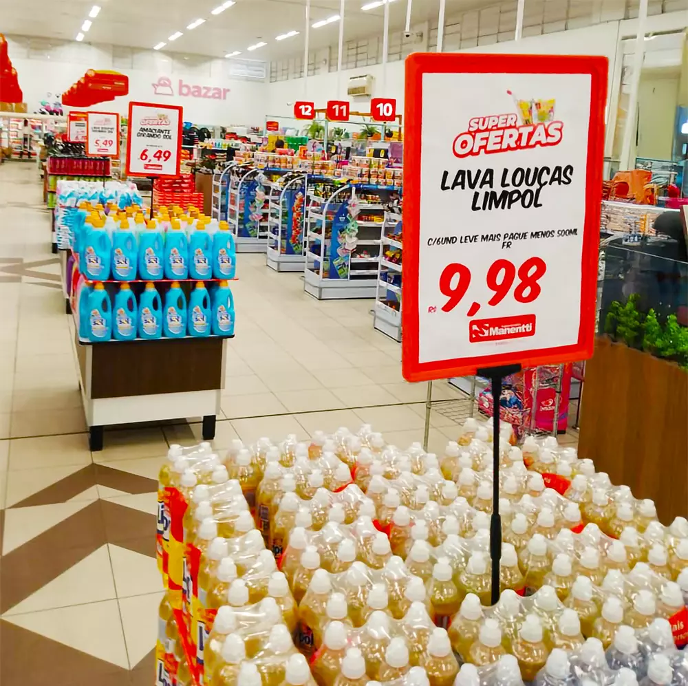 Placa de “Super Ofertas” em destaque no setor de limpeza de supermercado, anunciando promoção de lava-louças por R$ 9,98.