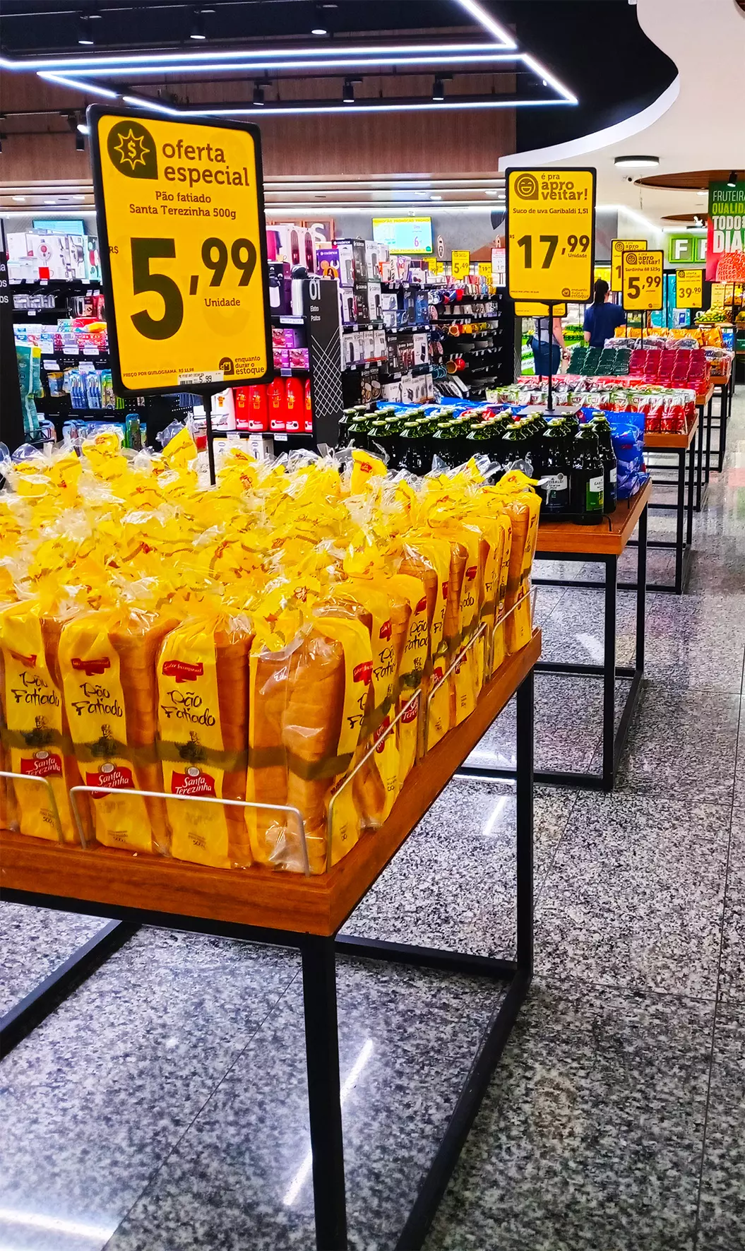 Produtos em supermercado com placas de oferta visíveis, representando a importância da precificação clara no varejo para assegurar transparência e confiança do consumidor.