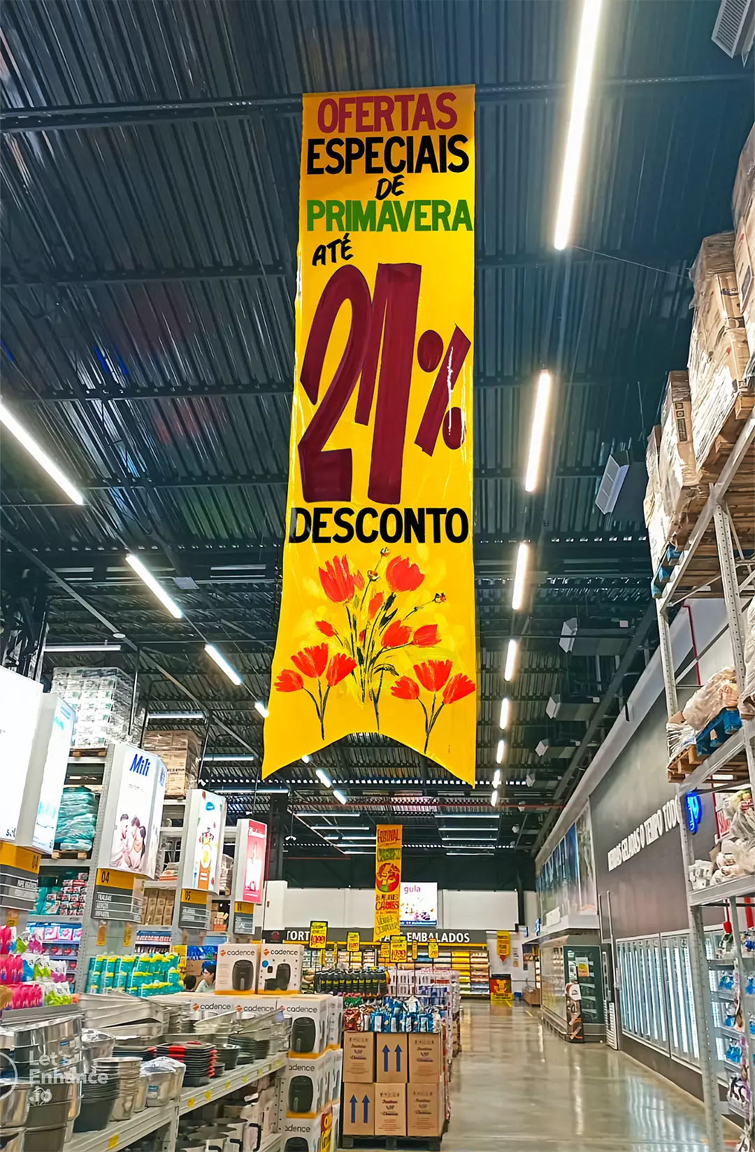 Faixa amarela pendurada em supermercado anunciando “Ofertas Especiais de Primavera até 21% de desconto”, integrando estratégias visuais da campanha Primavera no Varejo: Torne sua Loja Mais Atrativa.
