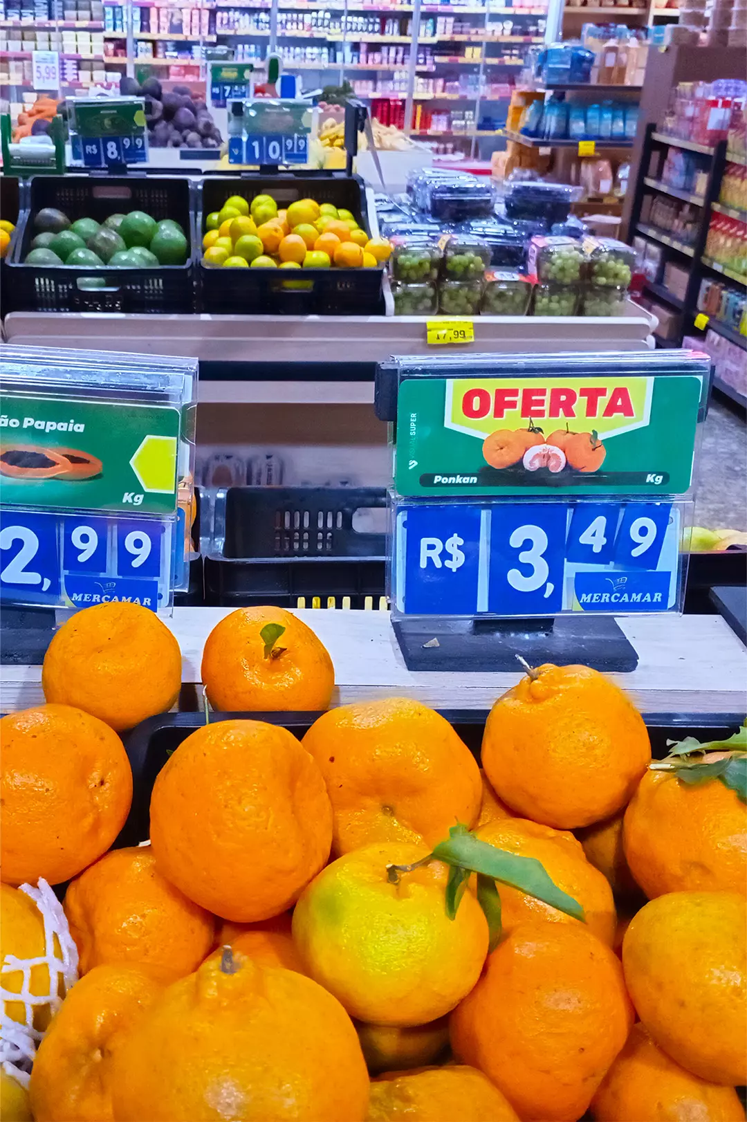 Tangerinas ponkan em oferta no supermercado por R$ 3,49 o quilo, em gôndola de hortifrúti com precificação destacada, como parte da campanha Primavera no Varejo: Torne sua Loja Mais Atrativa.