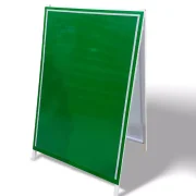 Cavalete PVC Porta-cartaz A2.F/V em PS exibindo oferta de pão francês em frente a supermercado, ideal para destacar promoções e atrair clientes no ponto de venda.