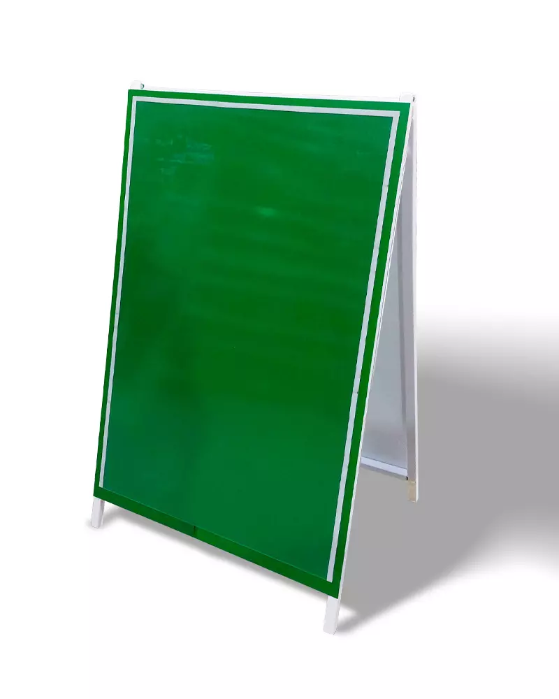 Cavalete PVC Porta-cartaz A2.F/V em PS exibindo oferta de pão francês em frente a supermercado, ideal para destacar promoções e atrair clientes no ponto de venda.