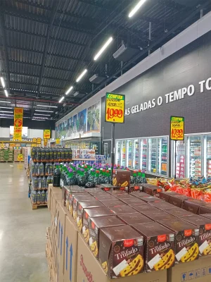 Comunicação Visual no Supermercado: Destaque de Ofertas e Produtos Supermercado com cartazes promocionais coloridos destacando preços e ofertas, exemplificando o uso estratégico da comunicação visual no varejo alimentar.