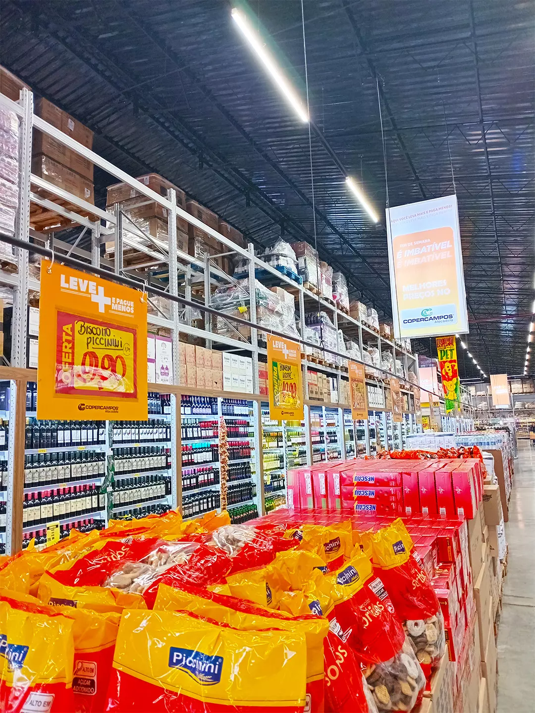 Visual merchandising estratégico para manter as vendas após a Black Friday Corredor de supermercado com prateleiras cheias e cartazes de oferta destacados, ilustrando estratégias de exposição e precificação para manter as vendas após a Black Friday.
