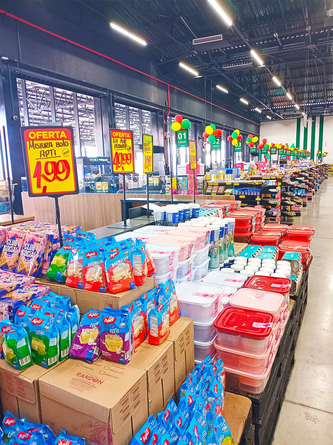 Promoções bem destacadas ajudam a manter o fluxo de vendas após a Black Friday Supermercado com produtos organizados em ilhas e cartazes amarelos e vermelhos de oferta, ilustrando estratégias de exposição e precificação para manter as vendas após a Black Friday.