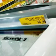 Perfil de Gôndola V300R c/ Fita Dupla Face – Pç com 115cm