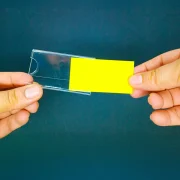 Display de Mesa em Acrílico 2mm SI 8x4cm com C na Frente Base em L