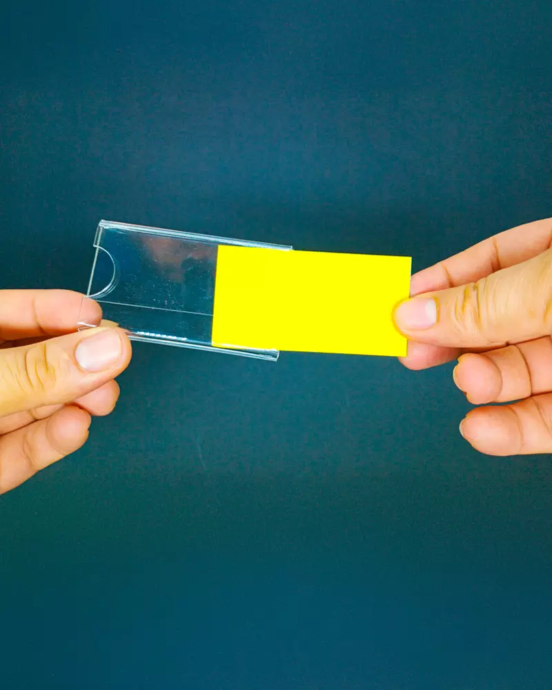 Display de Mesa em Acrílico 2mm SI 8x4cm com C na Frente Base em L