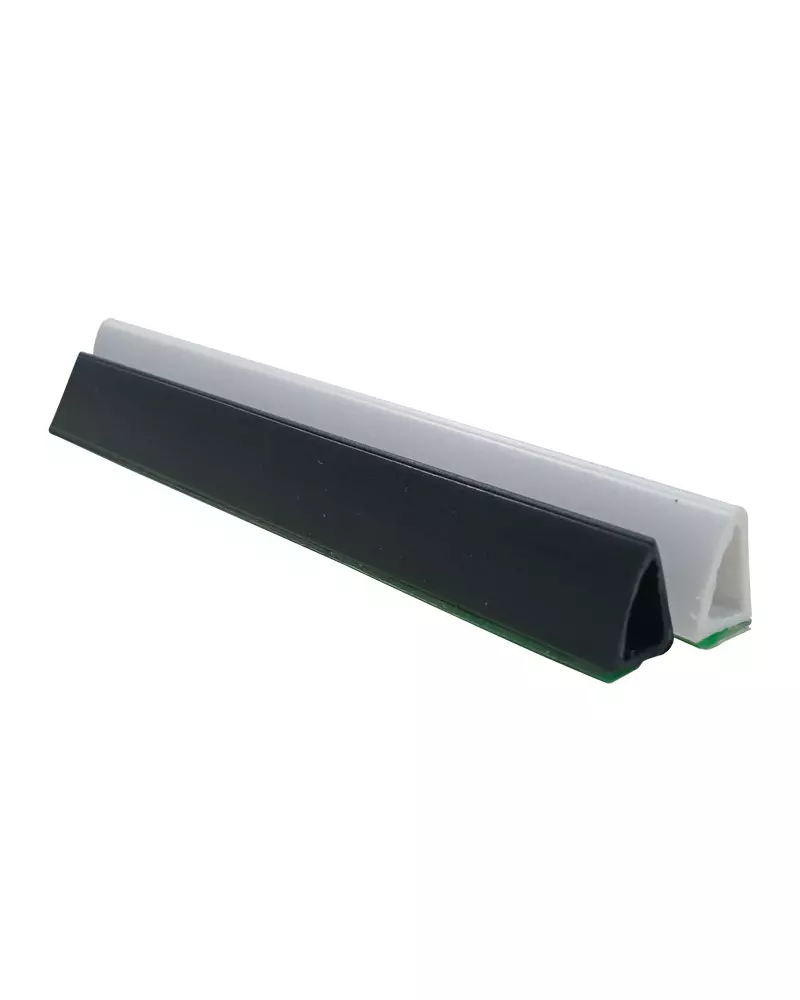 Perfil Peg Doc 15cm com fita dupla face aplicado em prateleira de supermercado exibindo cartaz promocional.