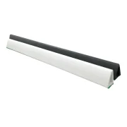 Perfil Peg Doc 21cm com fita dupla face aplicado em prateleira de supermercado exibindo cartaz promocional.