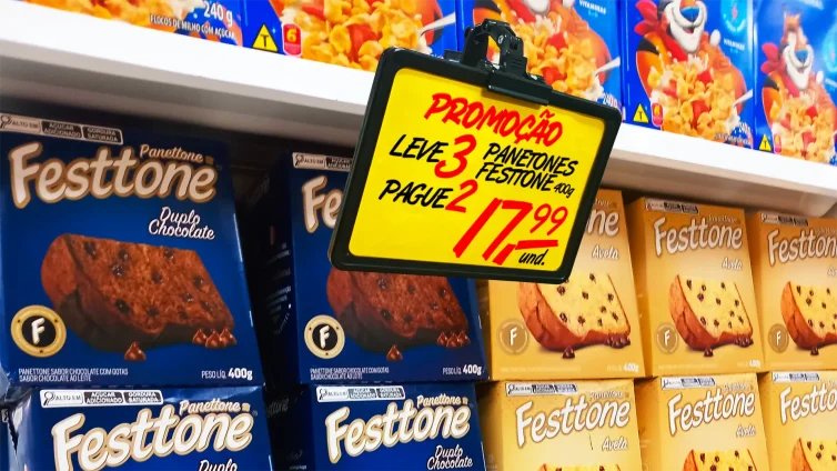 Promoção em supermercado para girar estoque e reorganizar a loja no início do ano