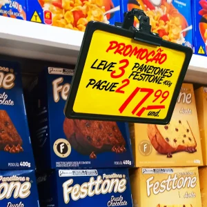Promoção em supermercado para girar estoque e reorganizar a loja no início do ano
