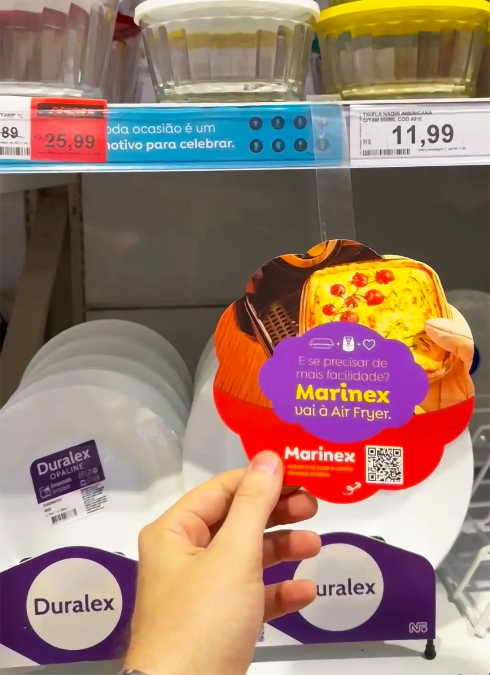 Wobbler promocional no ponto de venda: Retail Media influenciando a decisão de compra Wobbler promocional da marca Marinex em gôndola de supermercado, exemplo de Retail Media aplicado no ponto de venda para influenciar o consumidor.