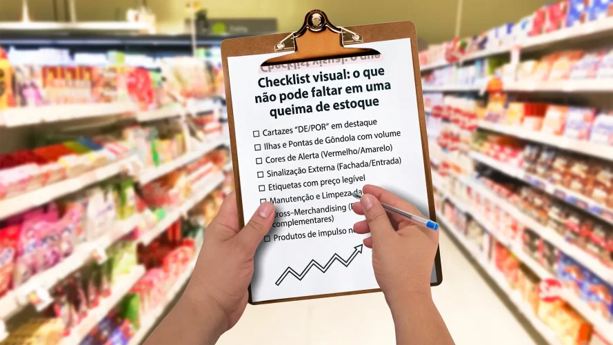 Mãos segurando uma prancheta com checklist visual de queima de estoque em um corredor de supermercado, destacando cartazes promocionais, organização de gôndolas e sinalização de ofertas.