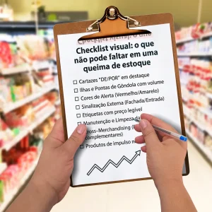 Mãos segurando uma prancheta com checklist visual de queima de estoque em um corredor de supermercado, destacando cartazes promocionais, organização de gôndolas e sinalização de ofertas.