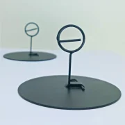 Suporte Metal Etiquetas Placas 8x5cm base redonda estável e argola para troca rápida. Ideal para destacar preços e promoções em lojas e supermercados.