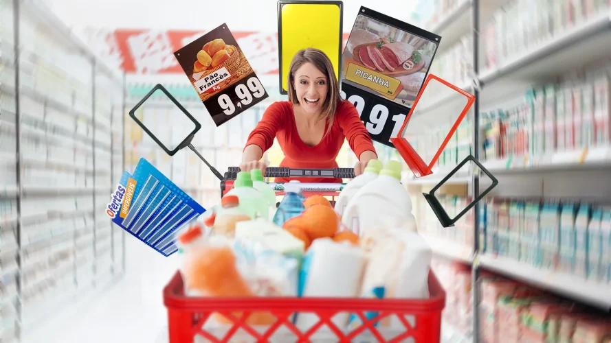 Cliente empurrando carrinho em supermercado com diversos estímulos visuais como precificadores, ofertas e comunicação de preços destacando produtos