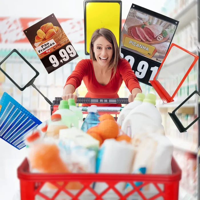 Cliente empurrando carrinho em supermercado com diversos estímulos visuais como precificadores, ofertas e comunicação de preços destacando produtos