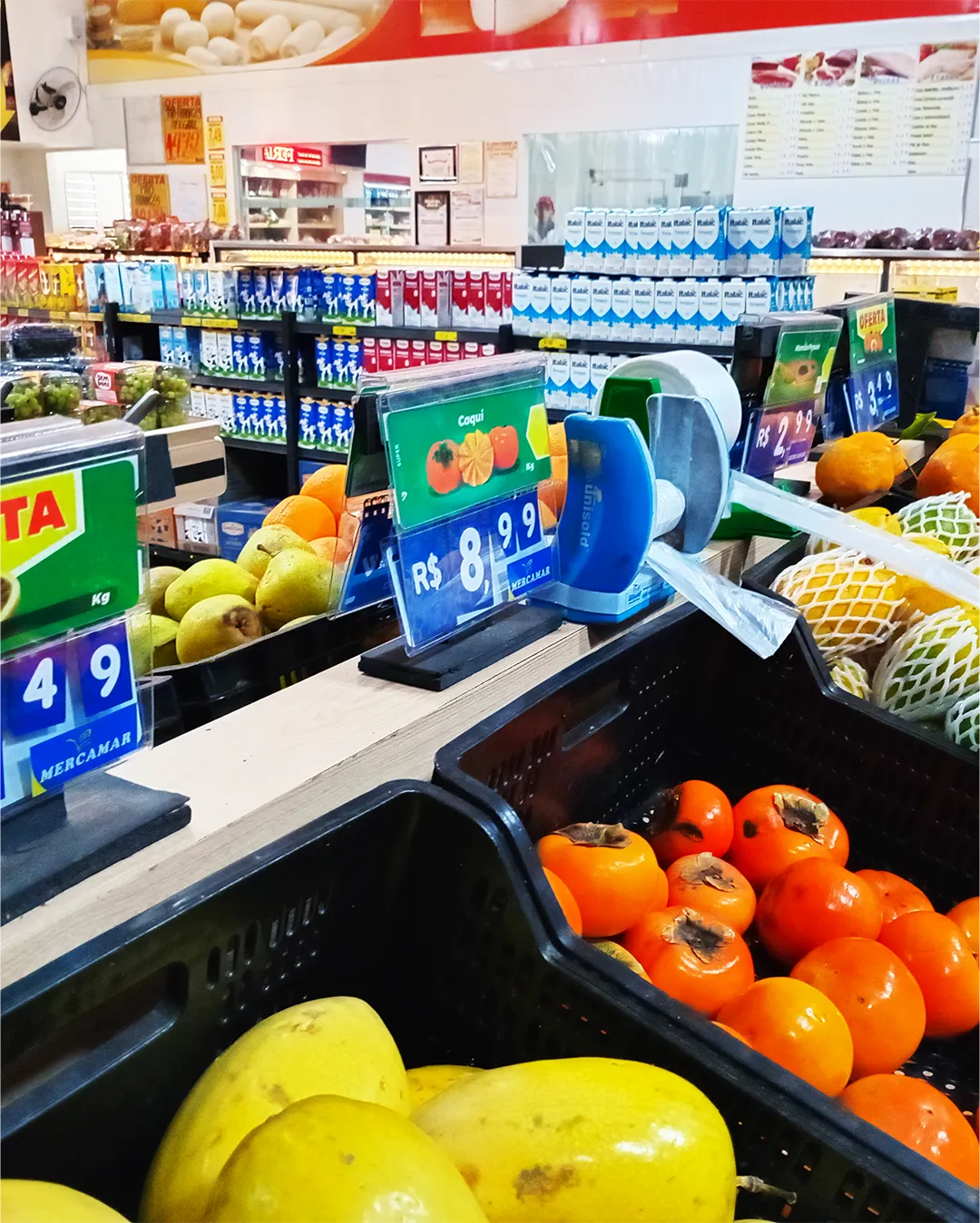 exposição de frutas com etiquetas de preço no supermercado destacando estratégias para lucrar mais no PDV no outono