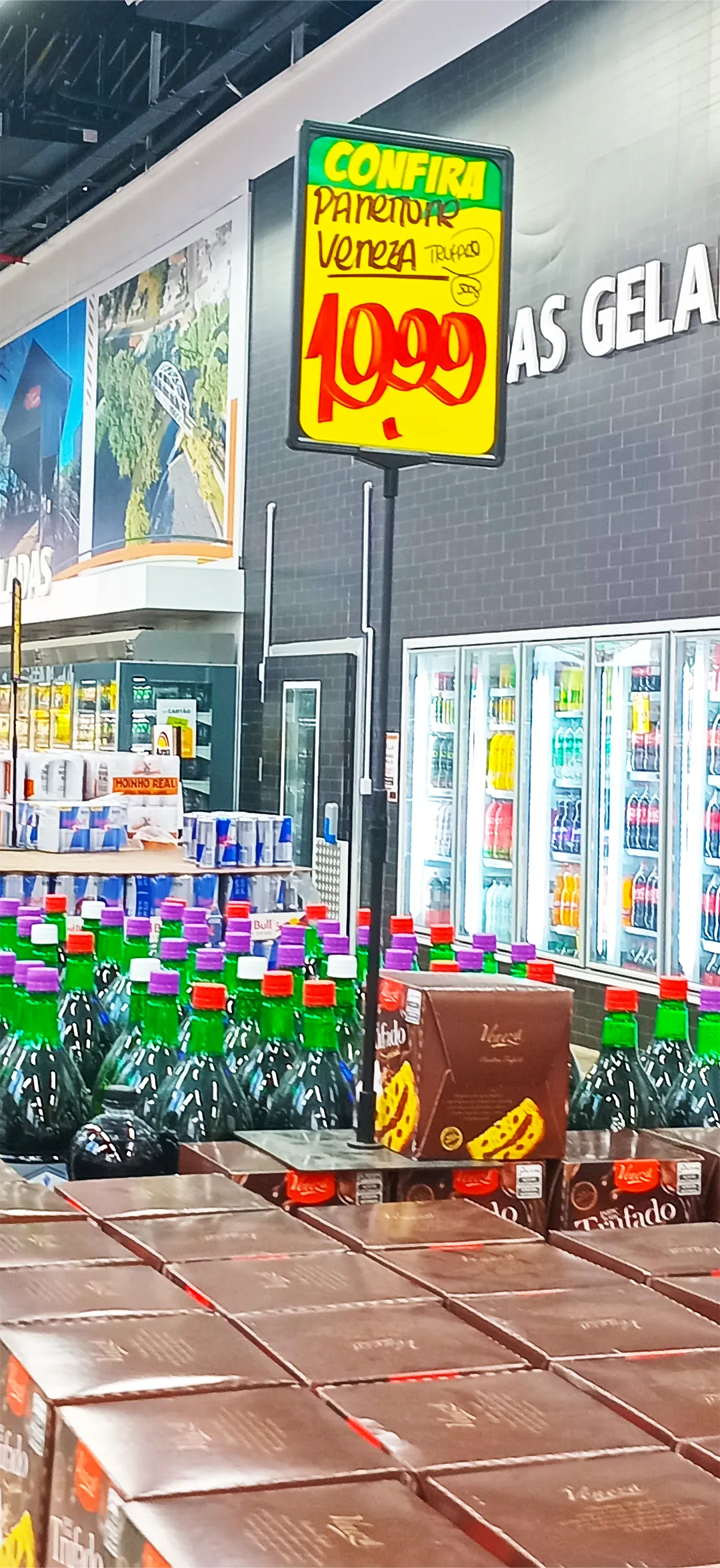 placa de oferta destacada no supermercado com produtos expostos mostrando estratégia para aumentar o lucro no varejo no outono