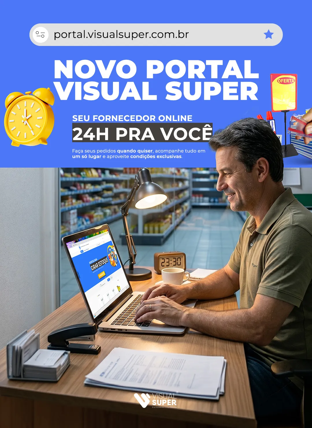 Gestor de supermercado realizando pedidos em portal B2B online 24 horas para agilizar o abastecimento e reposição de produtos