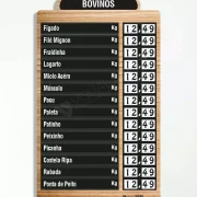 Painel Precificador N.Imã FitaDF com numeração imantada e 14 itens removíveis. Ideal para supermercados e hortifrutis. Resistência, praticidade.