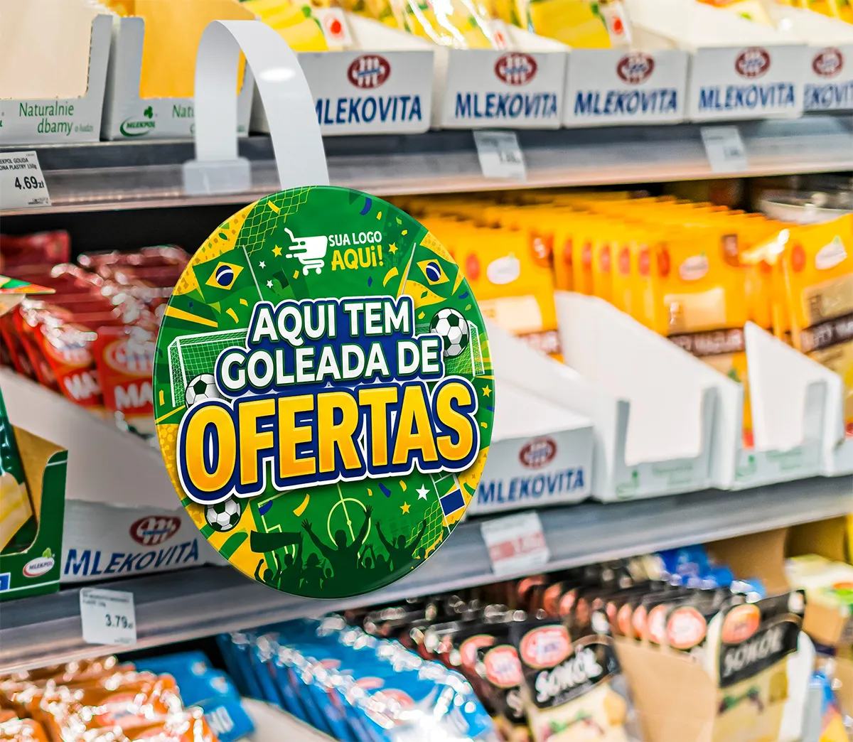 Comunicação visual temática para a Copa do Mundo 2026: destaque suas ofertas e venda mais Wobbler de gôndola personalizado para a Copa do Mundo 2026 com a frase "Aqui tem goleada de ofertas", instalado em uma prateleira de supermercado para destacar promoções e aumentar a visibilidade dos produtos.