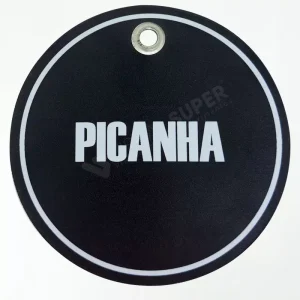 Tag de Produtos 9x9cm em PP 0,4mm com ilhós metálico. Ideal para açougues, peixarias e embutidos. Resistente à umidade, fácil de limpar e altamente durável.